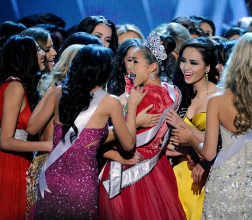 Felicitada por sus compañeras, Olivia disfrutaba la gloria de coronarse como la mujer más bella del mundo.