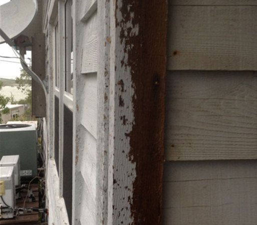 No hay personas heridas o víctimas que lamentar tras el paso de este tornado. En la foto: el detalle de un marco de una casa impactado por el tornado.