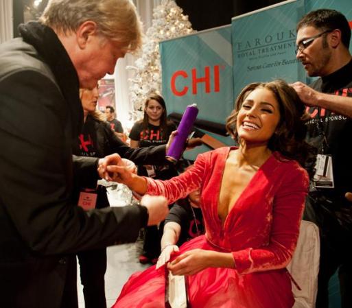 Antes del desfile de vestidos de gala, Olivia Culpo es atendida por asistentes para que todo esté perfecto.