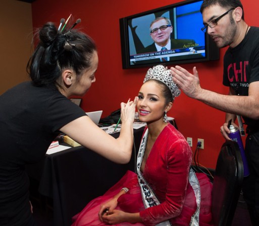 La flamante Miss Universo 2012, Olivia Culpo, se prepara para su primera conferencia de prensa.