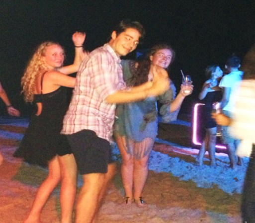 Manolo, el hijo de Sofía Vergara, bailando en la playa.