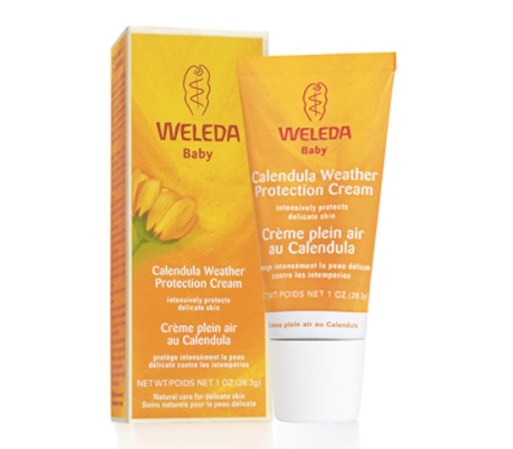 Un poquito de cera de abeja y lanolina ayudan a resguardar tu rostro del golpe frío del invierno. Está diseñado para bebé, pero el papá en casa también disfrutó su esencia a almendra dulce. Disponible en usa.weleda.com, $12.