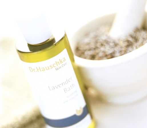 Haz el ritual del baño más placentero con unas gotas de esta esencia pura de aceite de lavanda. Sus propiedades trabajan sobre la mente y la piel irritada. Y cuando el bebé se vaya a la cama ¡es hora de un baño para ti! Lo encuentras en store.hazelwoodchildren.com a $33.