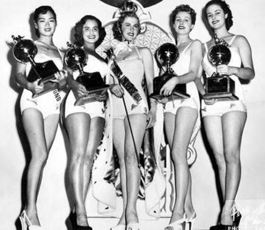 Candor de los trajes del primer concurso en 1952 cuando ganó la finlandesa Armi Kuusela.