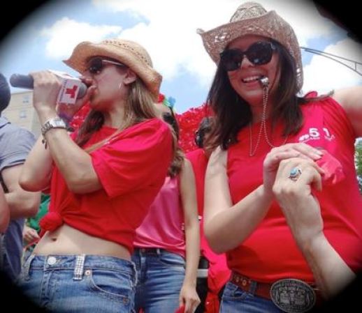 María Elena Ponticiello (izquierda) y Karla Leal, reporteras de Telemundo Chicago, se divirtieron a lo grande.
