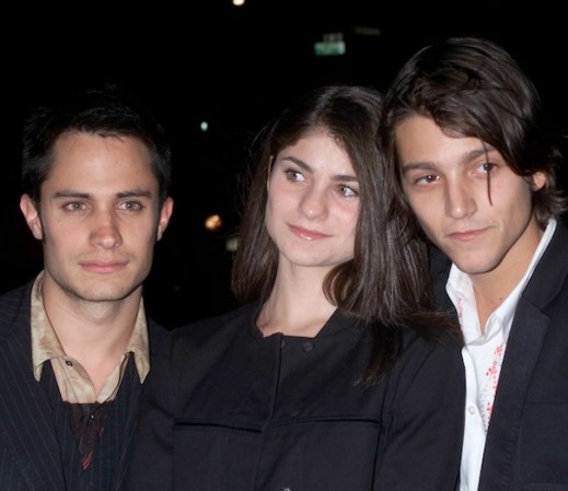 Aunque se estrenó en 2001, fue en 2002 cuando el filme se exhibió en el Museo Guggenheim, en donde se tomó esta foto, en la que salen Gael García Bernal, María Aura y Diego Luna. Los personajes en la película se identificaban a sí mismos como "charolastras" (combinación de "charro" y "astral")
