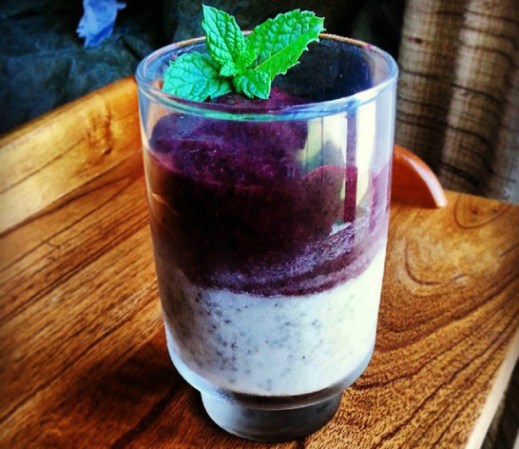 Para preparar este pudín pon en la procesadora o licuadora trozos de coco, agua de coco (o lechadas de nuez o almendra), extracto de vainilla y semillas de chía. Bate y déjalo reposar al menos 20 minutos en el refrigerador o, si lo prefieres, durante toda la noche. Aparte haz un sorbete de berries y cuando esté suave y esponjado, sírvelo helado sobre el pudín de chía.