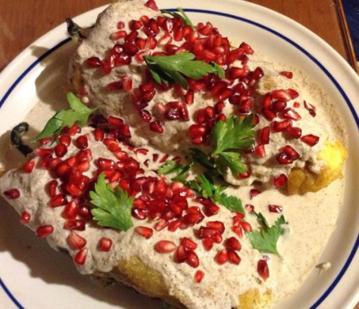 Se prepara con chile poblano relleno de un guisado de picadillo y frutas, cubierto con crema de nuez, perejil y granada, con lo cual se simbolizan los tres colores de la bandera de México.
