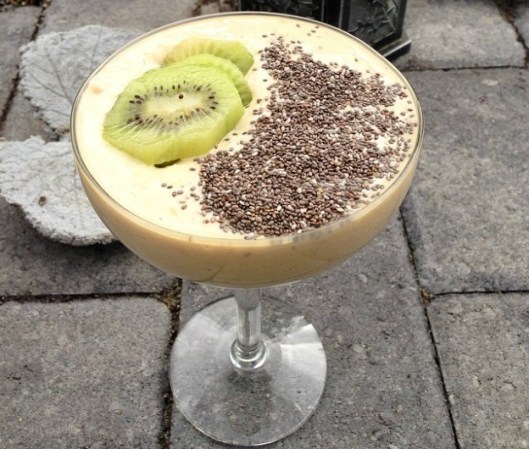 Empieza bien el día con este desayuno que incluye naranja, kiwi y semillas de chía, servido con todo el estilo en una linda copa de martini.