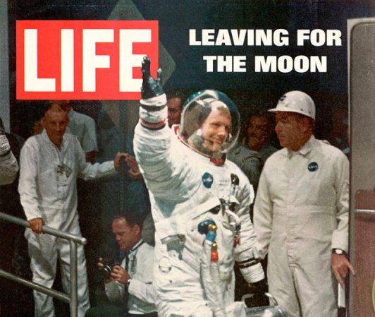 25 DE AGOSTO, 2012: Neil Armstrong, el primer ser humano que haya pisado la Luna, fallece a los 82 años debido a complicaciones derivadas de una operación coronaria.