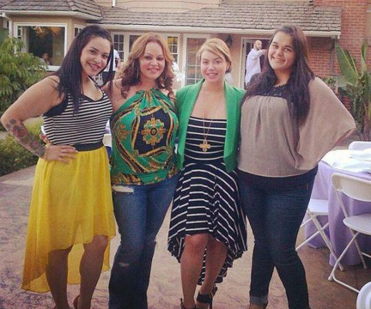 Jenni Rivera junto a sus hijas Jacqui, Chiquis y Jenicka.