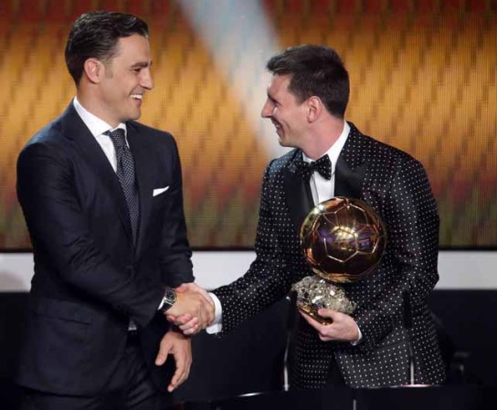 En 2010, el premio de la FIFA se fusionó con el Balón de Oro que desde 1956 era entregado por la revista France Football a jugadores que militan en clubes europeos.