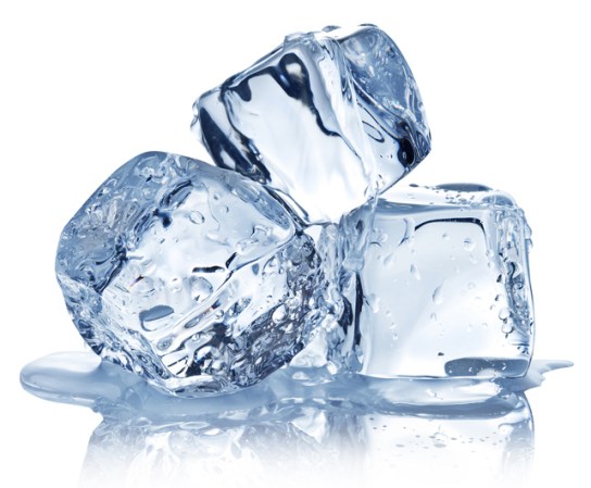 Reduce la grasa de las sopas o guisos líquidos con hielo.