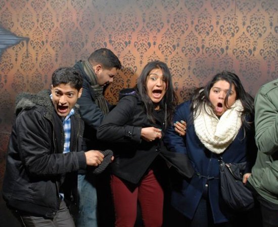 Fotos tomadas a quienes visitan la Casa del Horror Nightmares Fear Factory en Niagara Falls, Canadá, Lo que no se revela es la causa del espanto.