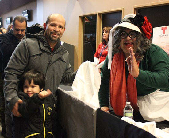 Telemundo Chicago organizó la pachanga del 2013. Cientos se divirtieron con la música y las actividades recreativas. La Pachanga del Año de Telemundo Chicago se llevó a cabo el 14 de diciembre en Sears Centre Arena.