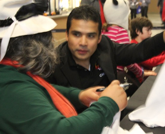 Telemundo Chicago organizó la pachanga del 2013. Cientos se divirtieron con la música y las actividades recreativas. La Pachanga del Año de Telemundo Chicago se llevó a cabo el 14 de diciembre en Sears Centre Arena.