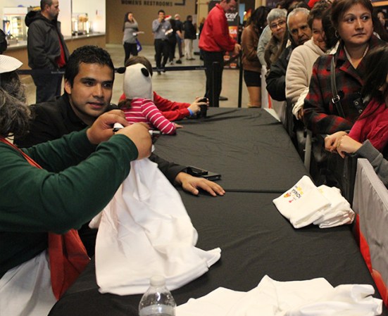 Telemundo Chicago organizó la pachanga del 2013. Cientos se divirtieron con la música y las actividades recreativas. La Pachanga del Año de Telemundo Chicago se llevó a cabo el 14 de diciembre en Sears Centre Arena.