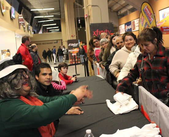 Telemundo Chicago organizó la pachanga del 2013. Cientos se divirtieron con la música y las actividades recreativas. La Pachanga del Año de Telemundo Chicago se llevó a cabo el 14 de diciembre en Sears Centre Arena.