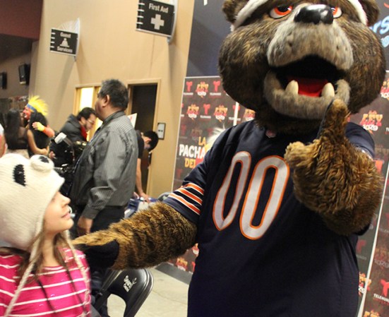 Telemundo Chicago organizó la pachanga del 2013. Cientos se divirtieron con la música y las actividades recreativas. La Pachanga del Año de Telemundo Chicago se llevó a cabo el 14 de diciembre en Sears Centre Arena.