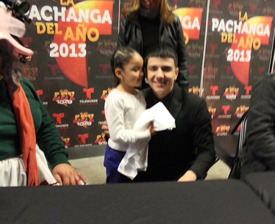 Telemundo Chicago organizó la pachanga del 2013. Cientos se divirtieron con la música y las actividades recreativas. La Pachanga del Año de Telemundo Chicago se llevó a cabo el 14 de diciembre en Sears Centre Arena.