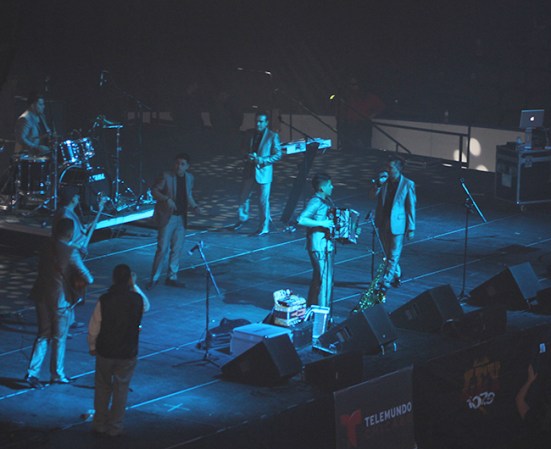 Telemundo Chicago organizó la pachanga del 2013. Cientos se divirtieron con la música y las actividades recreativas. La Pachanga del Año de Telemundo Chicago se llevó a cabo el 14 de diciembre en Sears Centre Arena.