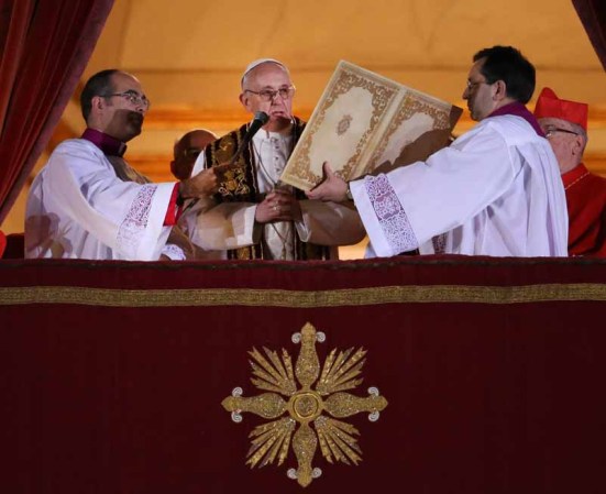 Su nombramiento como obispo llegó el 20 de mayo de 1992, cuando el papa Juan Pablo II le designó obispo de la Diócesis de Auca y obispo auxiliar de la diócesis de Buenos Aires.