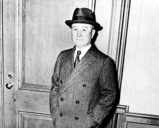 Torrio entregó el mando a Capone en 1925 tras sufrir un intento de asesinato. El arquitecto del sindicato del crimen en Chicago vivió en relativa paz hasta su muerte natural en 1957.