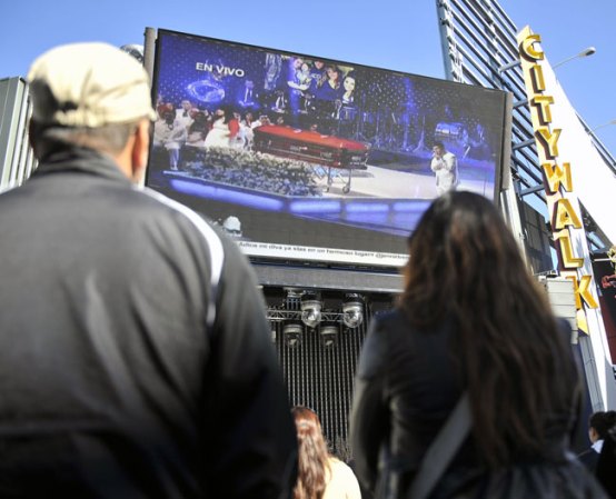 Admiradores de Jenni Rivera participan fuera del Gibson Amphitheatre de Los Angeles en la despedida de la Diva de la Banda.