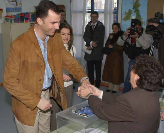 Profesional, deportista y cercano, el Príncipe Felipe, "preparado para reinar", según su padre.