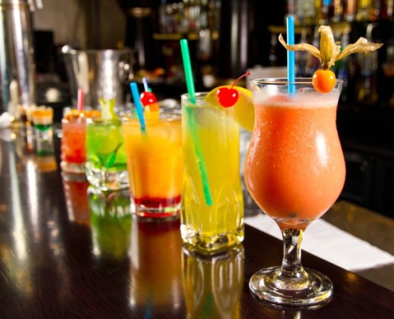 Cocteles con azúcar. Si el consumo excesivo de bebidas alcohólicas causa estragos, ni imaginas lo que ocurre al mezclarlas con jugos azucarados: ¡te matan el deseo sexual de inmediato!