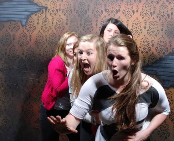 Fotos tomadas a quienes visitan la Casa del Horror Nightmares Fear Factory en Niagara Falls, Canadá, Lo que no se revela es la causa del espanto.