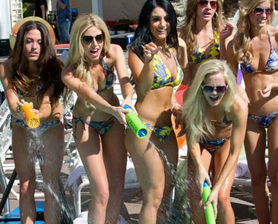 Entre desfile y desfile las candidatas a Miss USA toman el sol y practican juegos de agua.