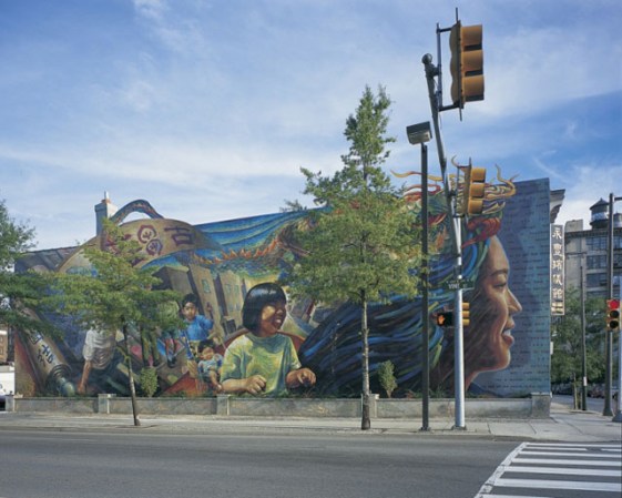 “Gateway to Chinatown, Colors of Light”, de Josh Sarantitis (N. 12th Street y Vine)