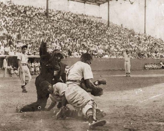 Un a jugada en home de un partido de la Liga Cubana Profesional en la que participaron dos inmortales del béisbol cubano, el receptor Rafael Noble y el árbitro Amado Maestri.=