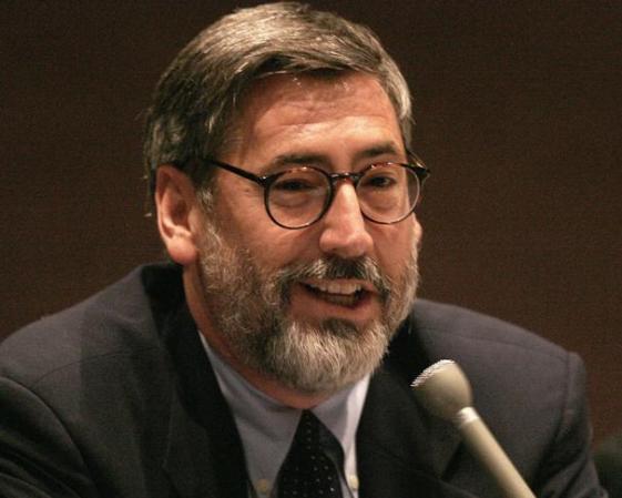 El director John Landis enfrentó juicio acusado de homicidio involuntario por la muerte en 1982 del actor Vic Morrow al estrellarse un helicóptero durante la filmación de la película "Twilight Zone". Landis fue absuelto, al igual que otros cuatro co-acusados.