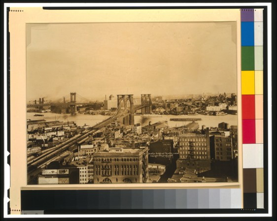 El puente se hizo necesario al aumentar la población de Brooklyn, muchos de cuyos residentes necesitaban desplazarse a sus trabajos en Manhattan.