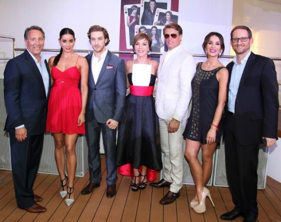 Joe Uva, presidente de Empresas y Contenido Hispano de NBCUniversal; Paola Núñez, Eugenio Siller, Laura Flores, Juan Soler, Catherine Siachoque, y Joshua Mintz, VP ejecutivo de Programación de Ficción y gerente general de Telemundo Studios.