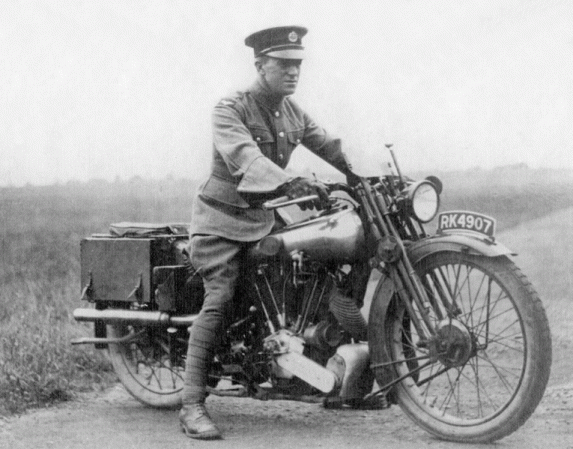 El militar británico T. E. Lawrence, en cuya biografia se fundamentó la película "Lawrence de Arabia", pereció el 19 de mayo de 1935 tras estrellarse con su motocicleta cuando intentaba evitar un choque frontal contra dos ciclistas en una carretera de Dotrset, Inglaterra.