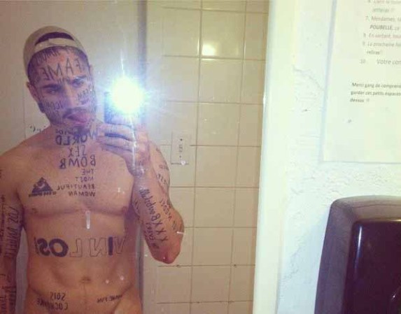 Vin Los, el sensual modelo de los tatuajes en la cara.