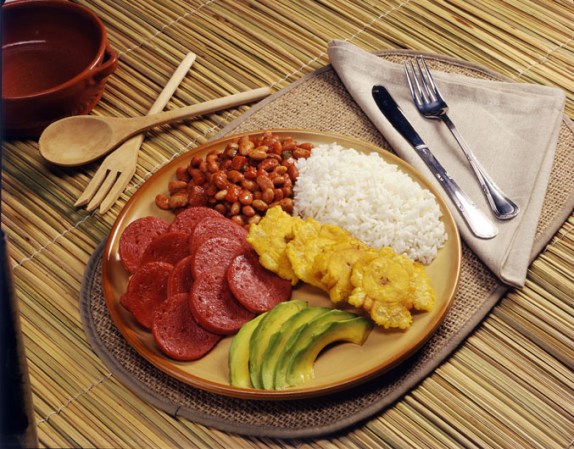 La comida que se consume al mediodía suele tener arroz, habichuelas, tostones y rodajas de aguacate.