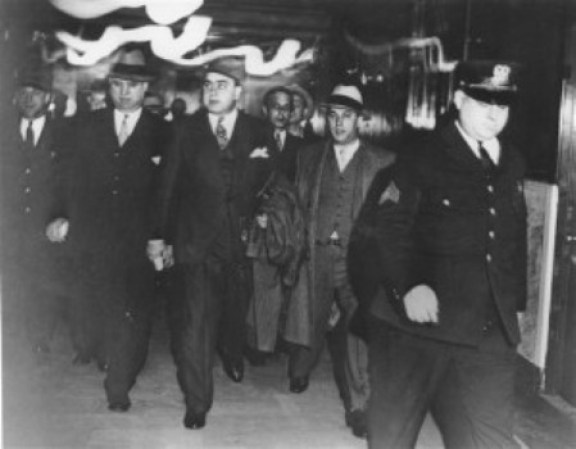 14 DE FEBRERO, 1929: Siete enemigos de Al Capone son acribillados en un garaje el Día de San Valentín.