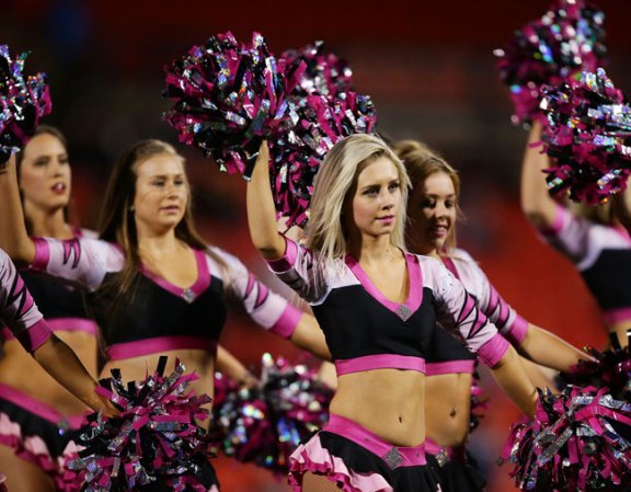 Las porristas de la NFL y del "football" universitario asombran con su belleza y su energía.