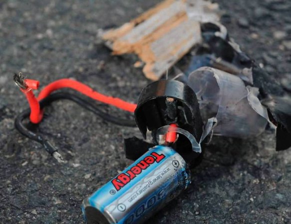 Más evidencia recogida en el lugar de los atentados. Posible parte de una de las bombas.