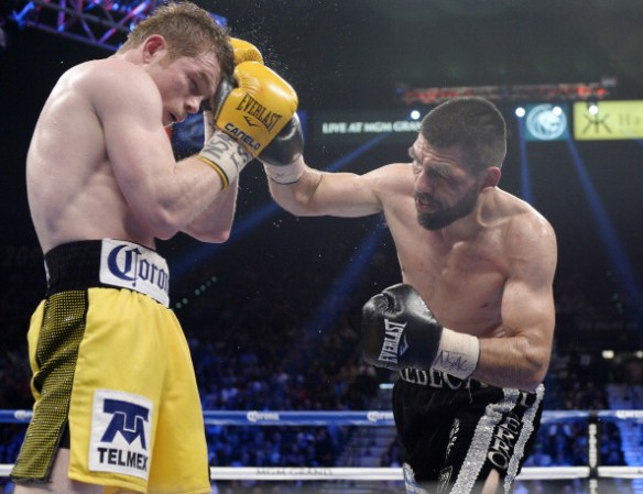 Alvarez fue muy superior a Angulo en el combate disputado el sábado en la noche en escenario MGM Grand de Las Vegas, donde gran parte del auditorio abucheó el desenlace.