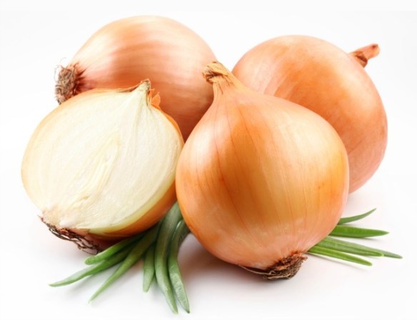 5. Cebolla. Tanto el ajo como la cebolla son de los ingredientes predilectos para sazonar ciertos platillos, sobre todo de las cocinas italiana y mexicana, pero pueden transpirarse, además de que dejan un aliento poco deseable para un encuentro romántico.