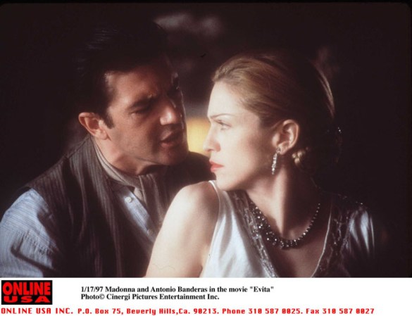 La decisión de escoger a Madonna para el papel de la película musical “Evita” estuvo lleno de polémica. En la cinta actuó con Antonio Banderas.