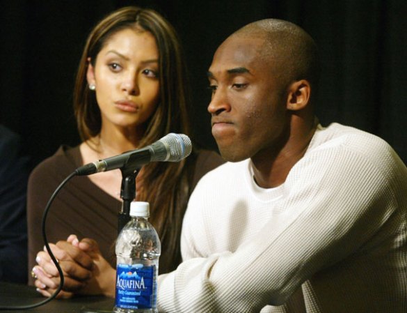 El jugador de baloncesto Kobe Bryant fue acusado en Colorado de violación por una empleada del hotel donde se había hospedado antes de somerse a una cirugía de rodilla en el 2003. Bryant reconoció haber tenido el encuentro sexual, pero dijo que fue de acuerdo mutuo. Eventualmente y tras varias apariciones en corte, la fiscalía retiró la acusación, aparentemente debido al débil testimonio de la presunta víctima, Katelyn Faber, y al hecho de que ésta no quiso testificar. En la foto el momento en que el atleta pide perdón a sus seguidores, en rueda de prensa junto con su esposa, Vanessa, a la que regaló un anillo de diamnate de $4 millones.
