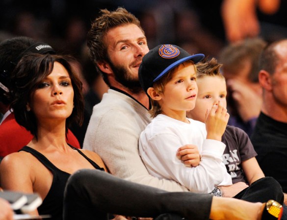 La diseñadora de modas y ex Spice Girl Victoria Beckham tiene tres varoncitos y una niña con su esposo, el famoso futbolista David Beckham.