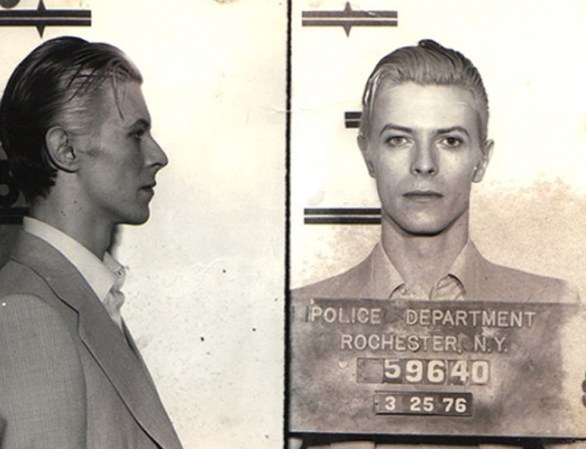 El cantante británico David Bowie fue arrestado en Nueva York por posesión de marihuana, en 1976.