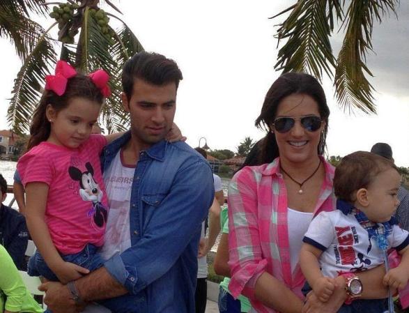 Aquí vemos a la familia completa en la celebración del cumpleaños de Nickolas.